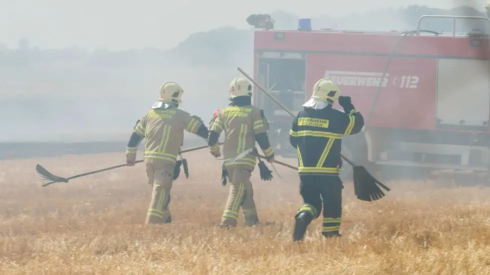 Feuerwehrleute am Brandort.