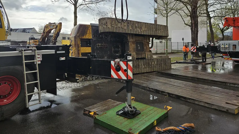 Der riesige Bagger ist auf die Seite gekippt.