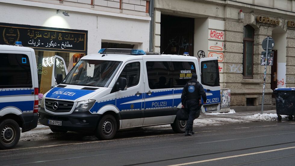 Die Polizei rückte mit mehreren Fahrzeugen und zahlreichen Beamten an. Die Polizei rückte mit mehreren Fahrzeugen und zahlreichen Beamten an.
