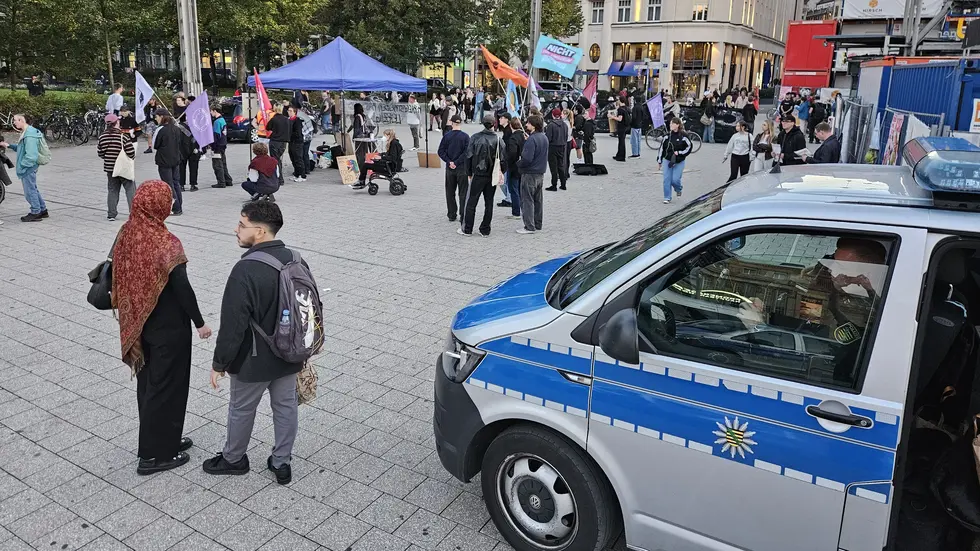 Demonstriert wurde gegenüber vom Leipziger Hauptbahnhof. Demonstriert wurde gegenüber vom Leipziger Hauptbahnhof.