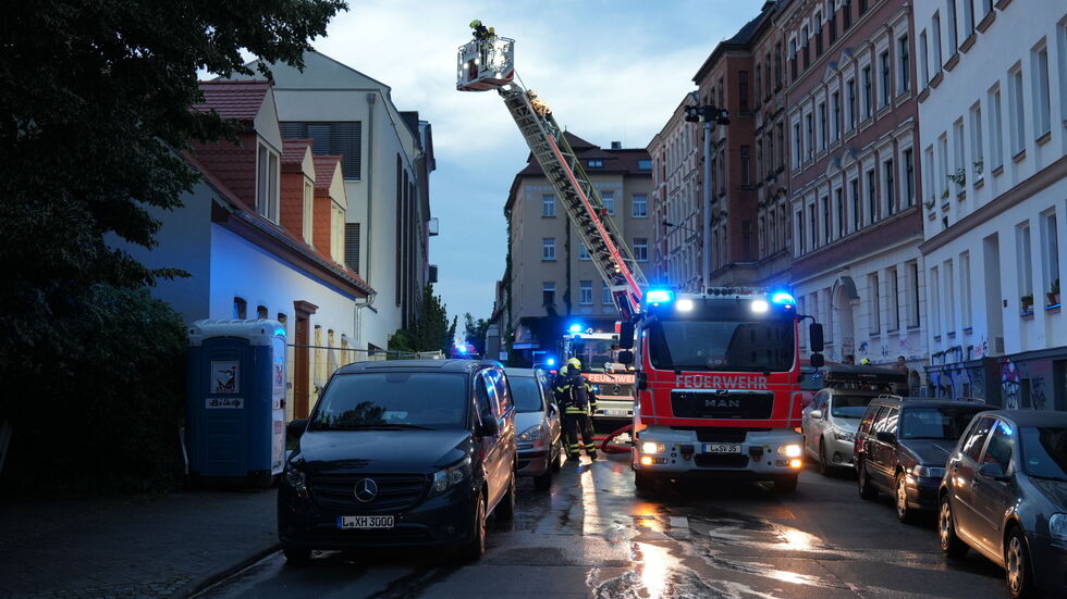 Die Feuerwehr löschte von Drehleitern aus.