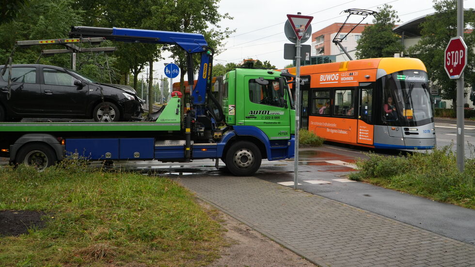 Das kaputte Auto wurde nach dem Unfall abgeschleppt.