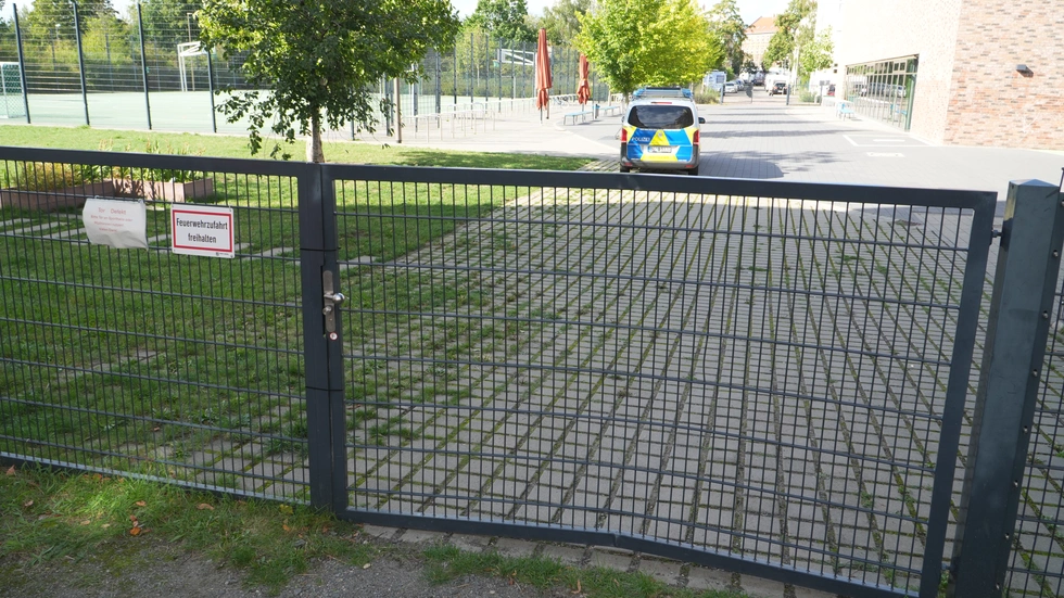 Dieses Tor hat die 65-Jährige mit ihrem Dacia Sandero durchbrochen. Es ist verbogen, schließt aber offenbar noch. Dieses Tor hat die 65-Jährige mit ihrem Dacia Sandero durchbrochen. Es ist verbogen, schließt aber offenbar noch.