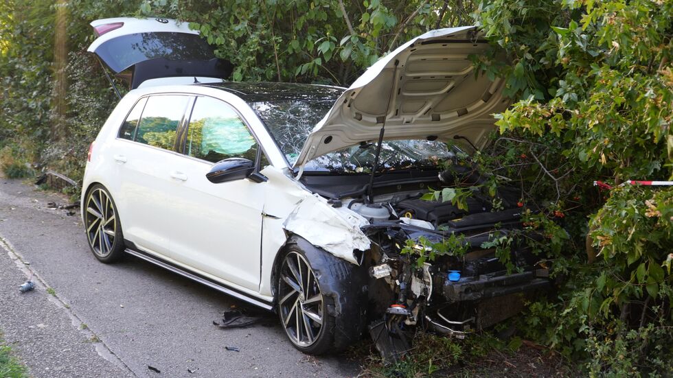 Ein beteiligter Wagen krachte bei dem Unfall in eine Hecke. Ein beteiligter Wagen krachte bei dem Unfall in eine Hecke.