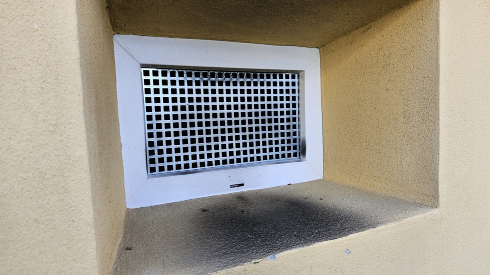 Die Spuren des Brandes sind auch am Kellerfenster sichtbar. Die Spuren des Brandes sind auch am Kellerfenster sichtbar.