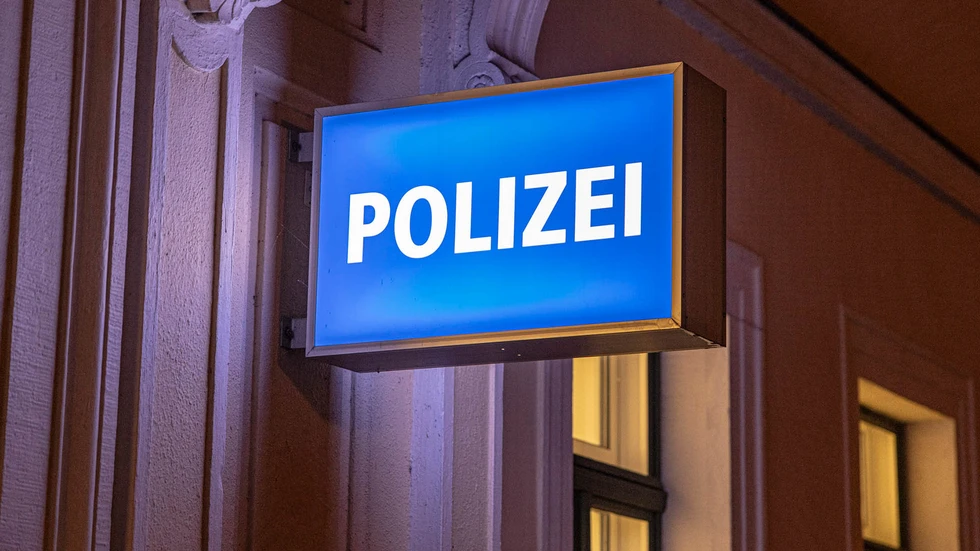 Die Polizei bittet darum, keine Panik zu verbreiten und konkrete Hinweise direkt über die 110 zu melden.