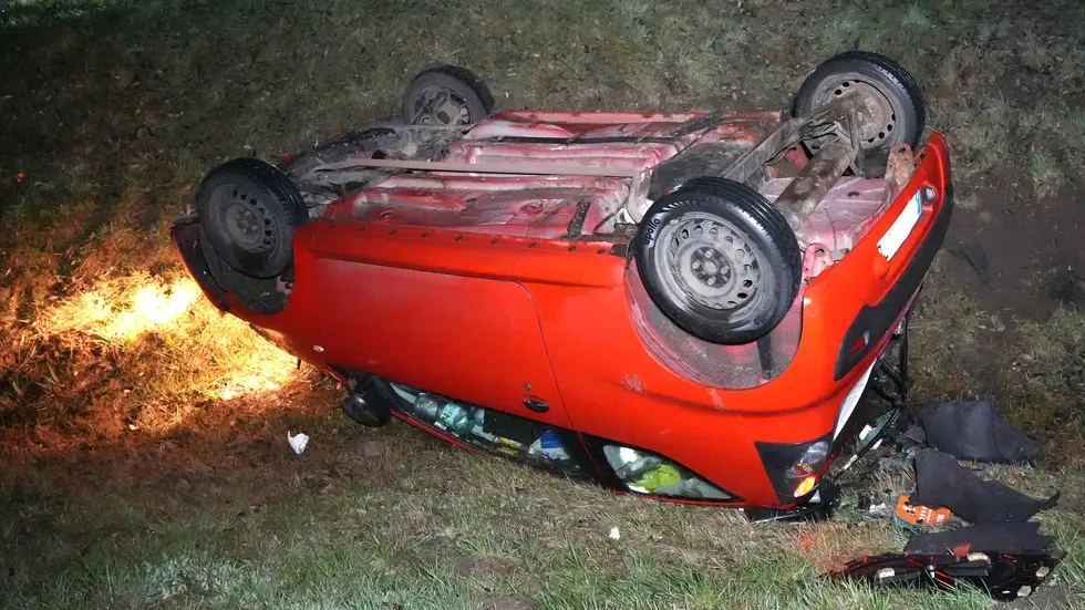 Der Wagen landete im Straßengraben auf dem Dach.