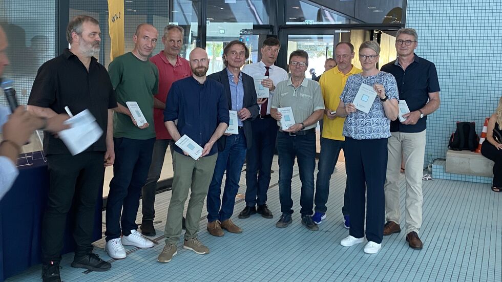 Die fleißigsten Unterstützer des Baus haben eine besondere Auszeichnung erhalten (z.B. Sportbürgermeister Heiko Rosenthal mit dem weißen Hemd und Schlips in der Mitte).