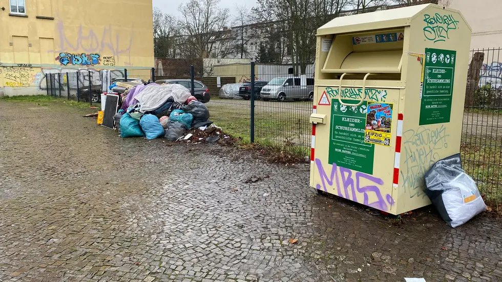 Der vermüllte Altkleider-Container-Platz an der Georg Schumann-Straße, Ecke Toska-Straße. Der vermüllte Altkleider-Container-Platz an der Georg Schumann-Straße, Ecke Toska-Straße.