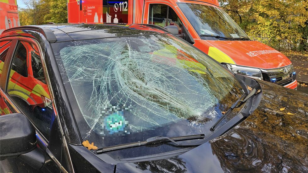 Die Frontscheibe des SUV wurde bei dem Unfall zerstört.