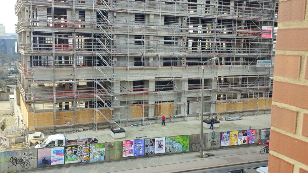 Die Bauarbeiten zum Abriss des riesigen Gerüstes an der Prager Straße haben begonnen.