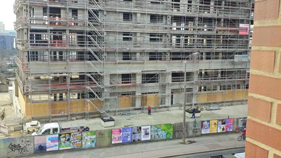 Die Bauarbeiten zum Abriss des riesigen Gerüstes an der Prager Straße haben begonnen.