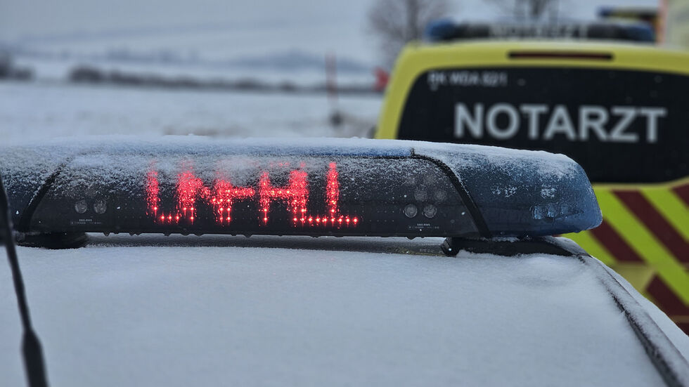 Bei dem Unfall wurden die Kinder im Auto offenbar verletzt, sie wurden zur Begutachtung ins Krankenhaus gebracht (Symbolbild).