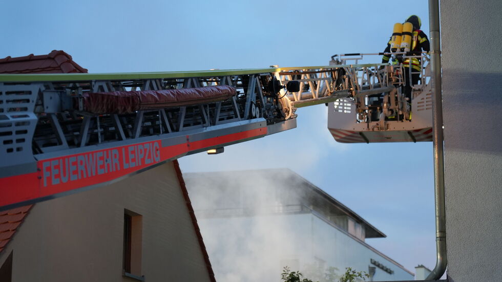 Der Qualm vernebelte Teile der Straße.