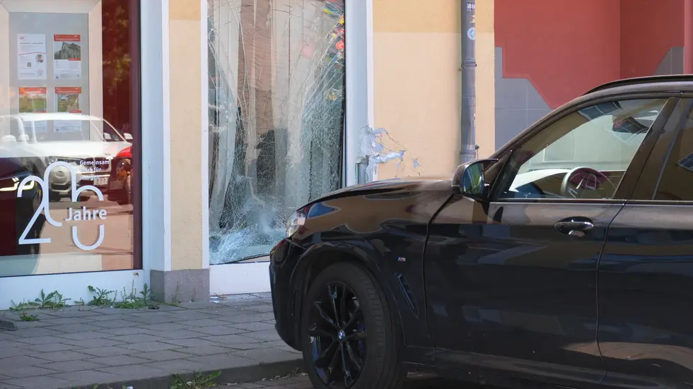 Hier donnerte die Autofahrerin (75) dagegen.