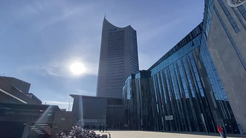 Das 142,5 Meter hohe Gebäude (inklusive Antenne sogar 155 Meter) am Leipziger Augustusplatz ist das höchste in der Messestadt. Das 142,5 Meter hohe Gebäude (inklusive Antenne sogar 155 Meter) am Leipziger Augustusplatz ist das höchste in der Messestadt.