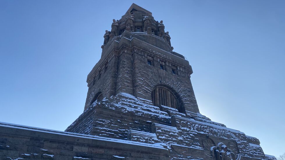 Das Leipziger Völkerschlachtdenkmal bei Sonnenschein und blauem Himmel am Freitagnachmittag.