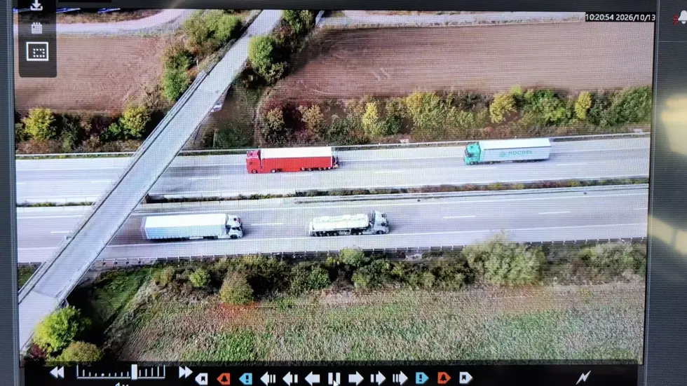 Die Abstände zwischen den Lkw auf der A14 wurden aus der Luft mit einer Drohne gemessen. Die Abstände zwischen den Lkw auf der A14 wurden aus der Luft mit einer Drohne gemessen.