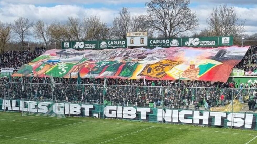 Zu Spielbeginn zeigte der Fanblock von Chemie Leipzig dieses Banner.