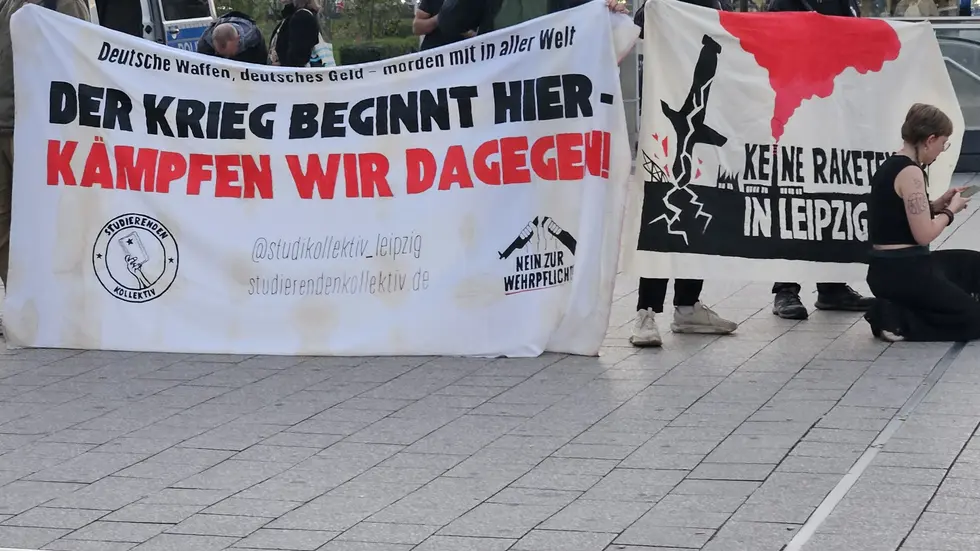 Junge Leipziger haben am Montagabend in der Innenstadt gegen die Eröffnung der Waffenfabrik protestiert. Junge Leipziger haben am Montagabend in der Innenstadt gegen die Eröffnung der Waffenfabrik protestiert.