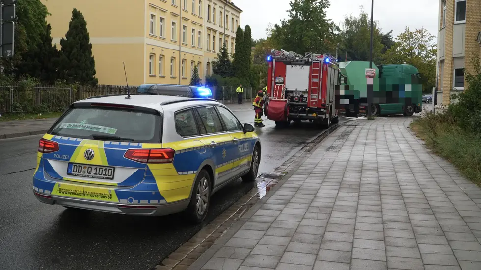 Die Lkw muss nun sogar abgeschleppt werden oder von einem Schlepper Hilfe bekommen. Die Lkw muss nun sogar abgeschleppt werden oder von einem Schlepper Hilfe bekommen.