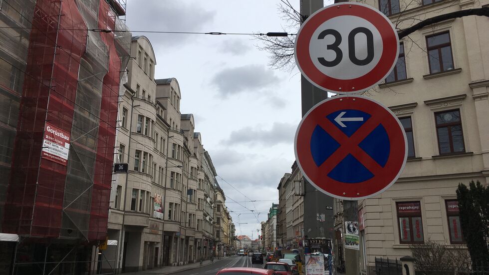 Tempo-30-Schild in der Leipziger Jahnallee