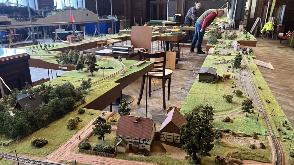 Im Hauptbahnhof stehen vom 5. bis 22. Dezember verschiedene Strecken des Leipziger Modelleisenbahnvereins. Im Hauptbahnhof stehen vom 5. bis 22. Dezember verschiedene Strecken des Leipziger Modelleisenbahnvereins.