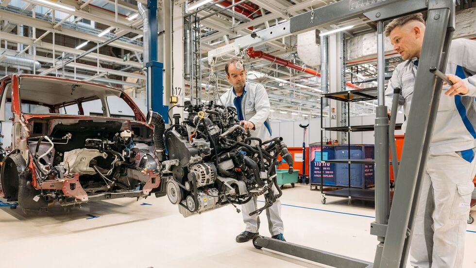 Ausbau des Motors eines alten Volkswagen T6, bevor dieser demontiert wird.
Ausbau des Motors eines alten Volkswagen T6, bevor dieser demontiert wird.