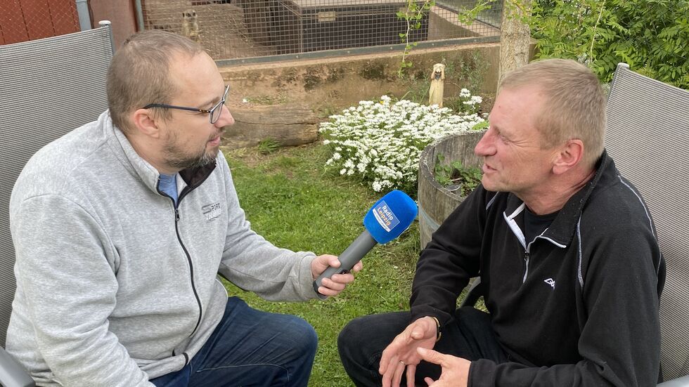 Tierpfleger Jörg Gräser im Gespräch mit Radio-Leipzig-Reporter Frank Selig - im Garten vor seinem Erdmännchen-Gehege.