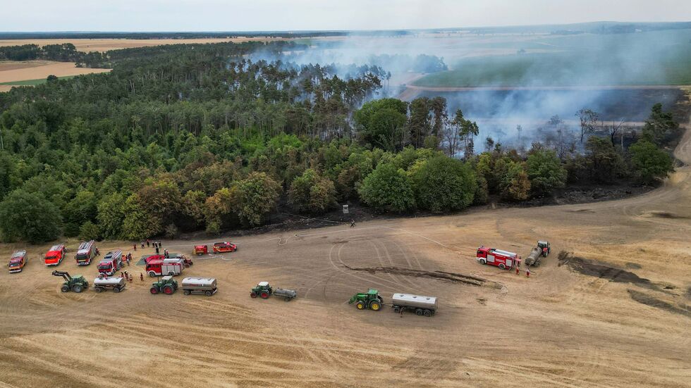 Die Feuerwehr war mit einem großen Aufgebot zum Löschen da. Die Feuerwehr war mit einem großen Aufgebot zum Löschen da.