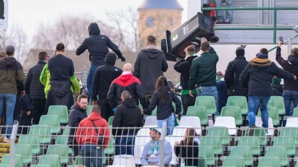 Fans von Chemie Leipzig beschossen die Polizei mit Mülltonnen. Fans von Chemie Leipzig beschossen die Polizei mit Mülltonnen.
