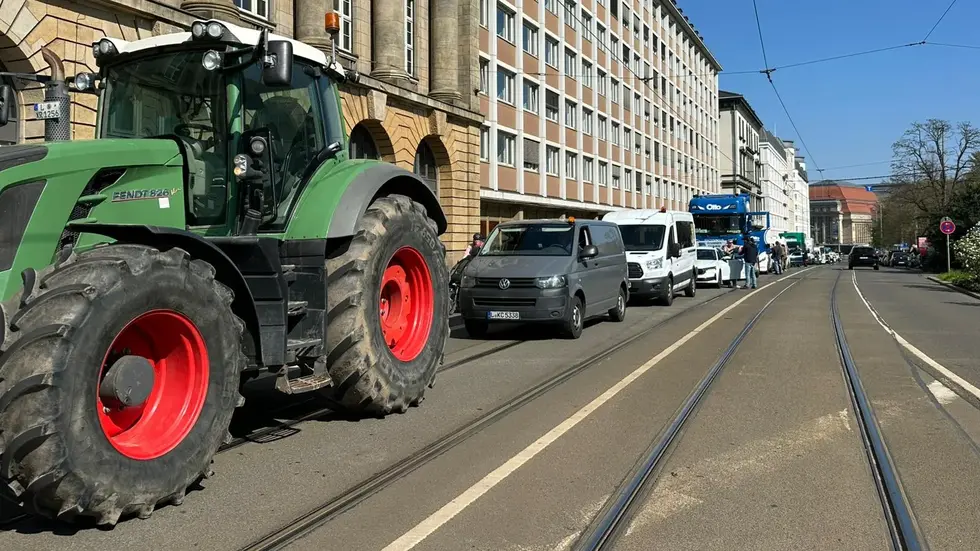 Der Autokorso rollte mit etwa 70 Fahrzeugen durch die Leipziger Innenstadt.