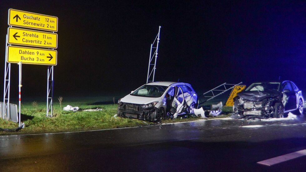 Die schwer beschädigten Fahrzeuge an der Unfallstelle.