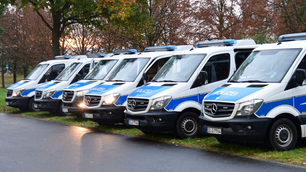 Zahlreiche Einsatzfahrzeuge vor Ort.
