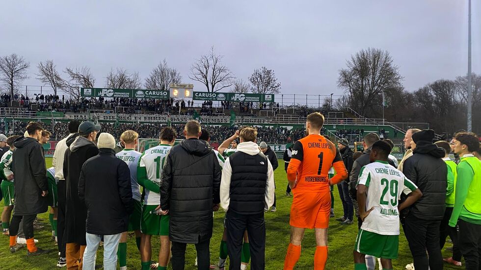 Niedergeschlagene Gesichter: Die Mannschaft von Chemie verabschiedet sich von den Fans in die Winterpause. Niedergeschlagene Gesichter: Die Mannschaft von Chemie verabschiedet sich von den Fans in die Winterpause.