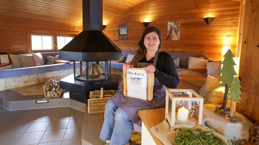 Swantje Hoppe führt die Finnland-Sauna im Carolapark in Glauchau. 