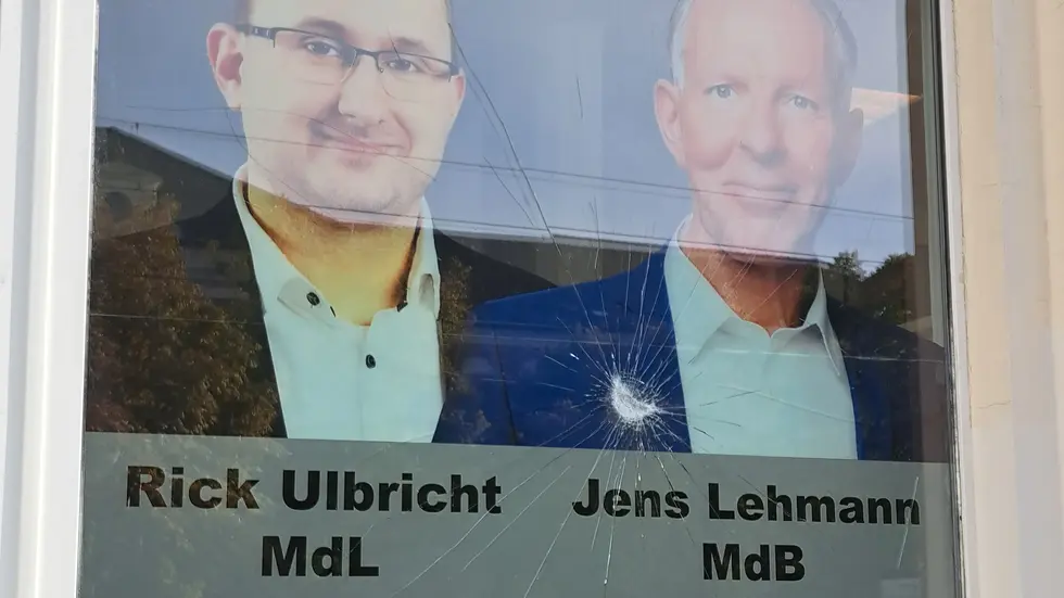 Die beschädigte Scheibe am CDU-Bürgerbüro in Leipzig-Möckern. Die beschädigte Scheibe am CDU-Bürgerbüro in Leipzig-Möckern.