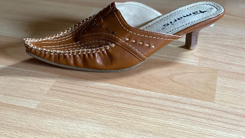 So einen braunen Leder-Damenschuh soll der Nigerianer in Delitzsch hochgehalten haben - Passanten hielten den Schuh laut Polizei für eine Waffe.