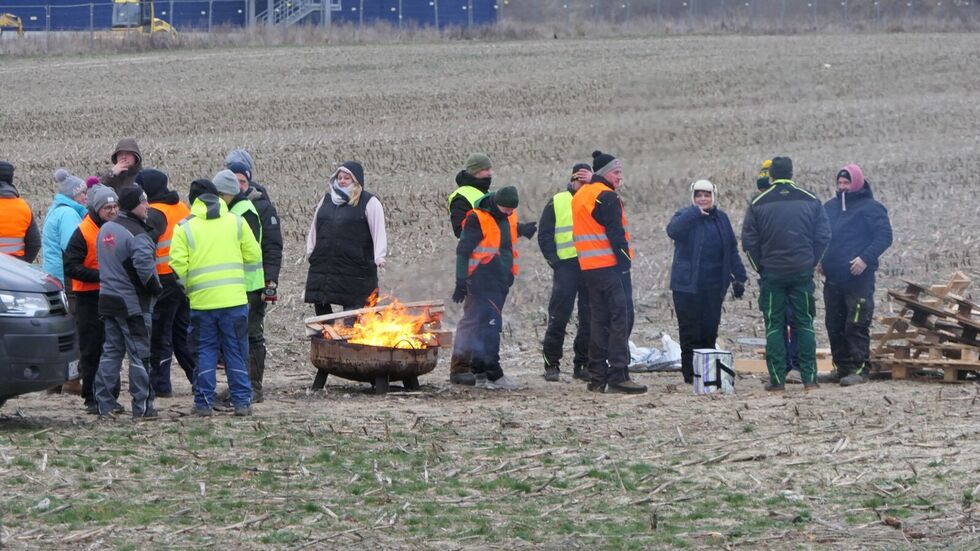Aufwärmen beim eiskalten Protest der Bauern am Montag