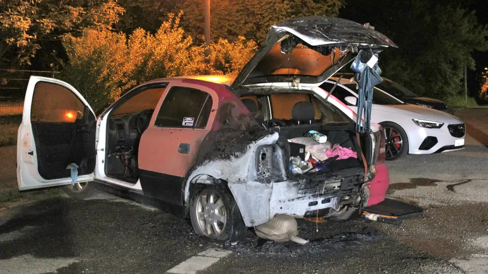 Der Opel Astra ist nach dem Brand schrottreif.