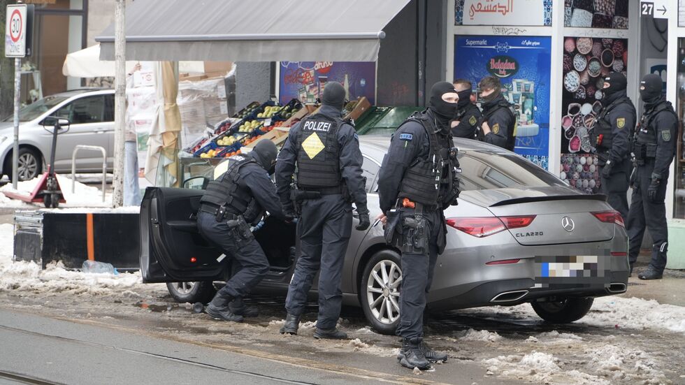 Rund 100 Beamte waren bei der Razzia an vier Objekten in Leipzig im Einsatz