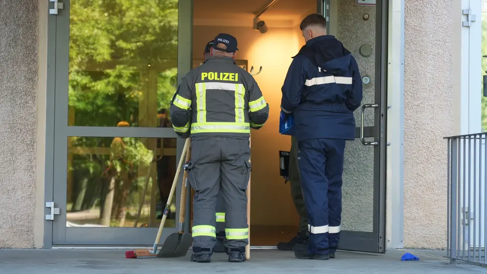Ermittler am Eingang zu dem Leipziger Hochhaus, in dem der 57-Jährige bei einem Wohnungsbrand ums Leben kam. Ermittler am Eingang zu dem Leipziger Hochhaus, in dem der 57-Jährige bei einem Wohnungsbrand ums Leben kam.