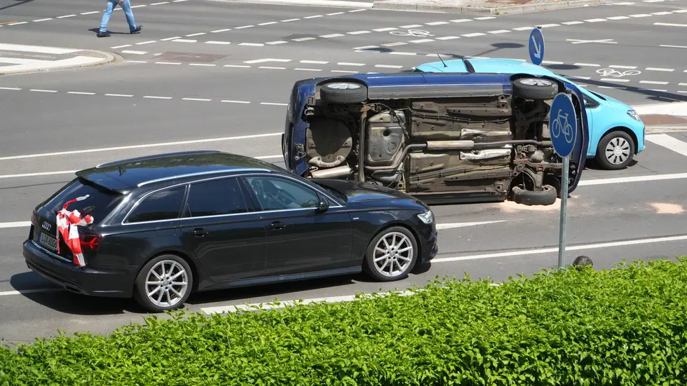 Der Wagen ist vor der Ampel auf die linke Seite gekippt. Der Wagen ist vor der Ampel auf die linke Seite gekippt.