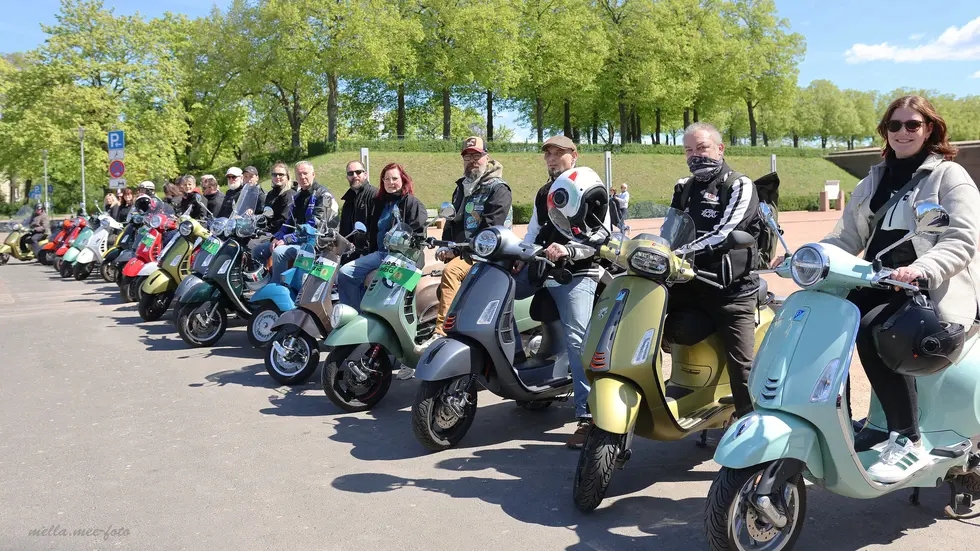 Beim großen "Anrollern" im April waren sowohl die Vespa Freunde Leipzig als auch Vespassione aus Zwickau dabei! Beim großen "Anrollern" im April waren sowohl die Vespa Freunde Leipzig als auch Vespassione aus Zwickau dabei!