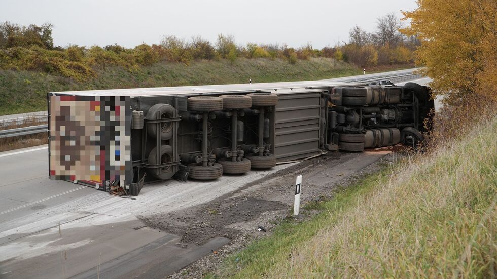 Der mit Kies beladene Laster ist an der A38-Anschlussstelle Lützen umgekippt.