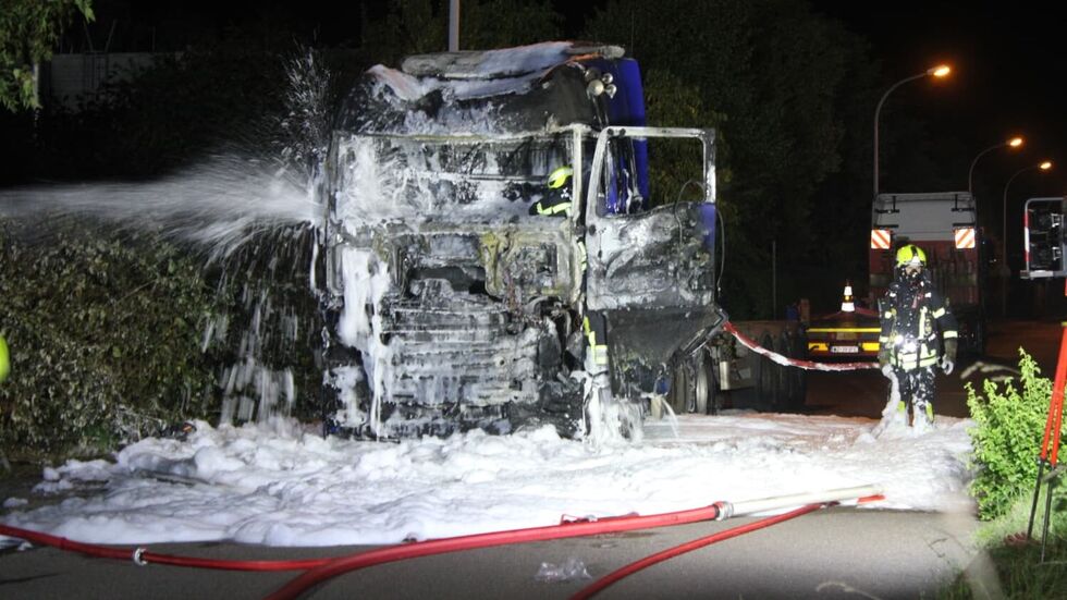 Feuerwehrleute beim Löschen des Lkw auf der Schönauer Landstraße im Leipziger Stadtteil Böhlitz-Ehrenberg.