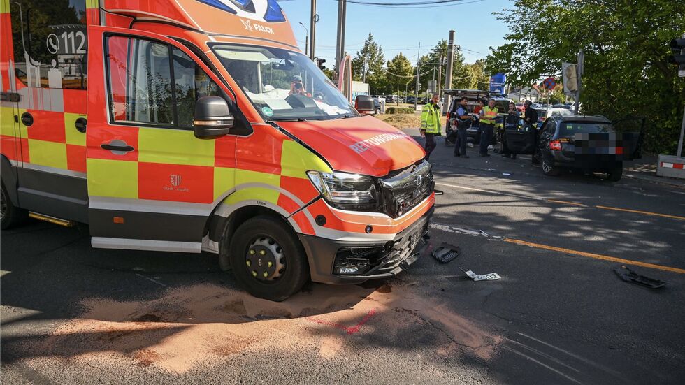 Der beschädigte Rettungswagen und Helfer an der Unfallstelle.