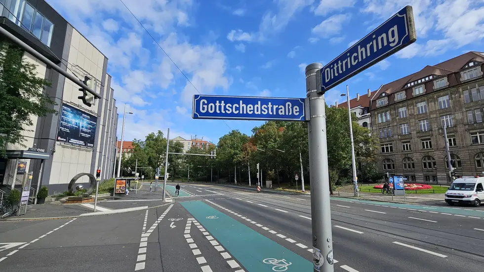 Der junge Mann wurde nachts auf dem Dittrichring in der Leipziger Innenstadt überfallen, krankenhausreif geprügelt und ausgeraubt. Der junge Mann wurde nachts auf dem Dittrichring in der Leipziger Innenstadt überfallen, krankenhausreif geprügelt und ausgeraubt.