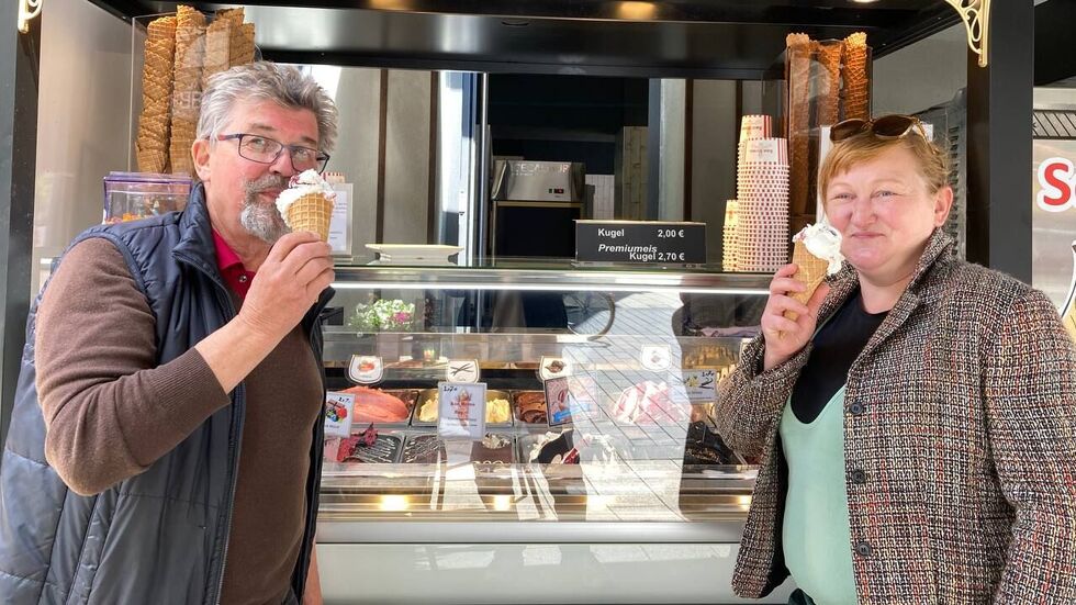 Eisschlecken in der Leipziger Innenstadt: San-Remo-Eismanufaktur-Inhaber Eberhard Wiedenmann mit Katrin Henneberg von der Uni Leipzig.