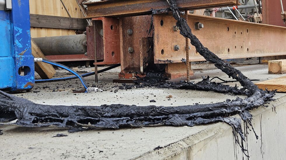 Bei dem Brand wurden Kabel und Ummantelung beschädigt. Bei dem Brand wurden Kabel und Ummantelung beschädigt.